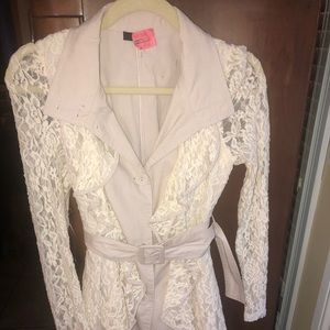 Women’s size small jacket/blazer. Creme color
